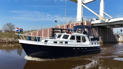 motorjacht in kanaal bij brug