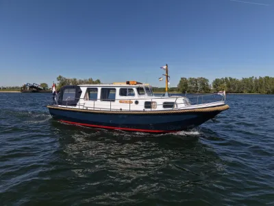 witte motorboot op rustig binnenwater