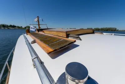voorkant van boot met teak luik en railing