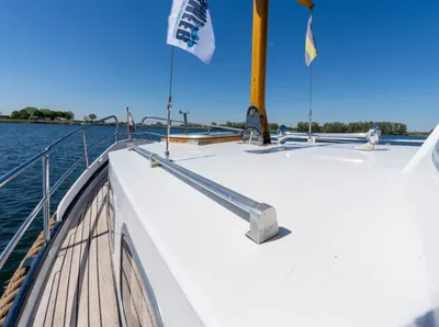 voorkant en dek van motorjacht op open water