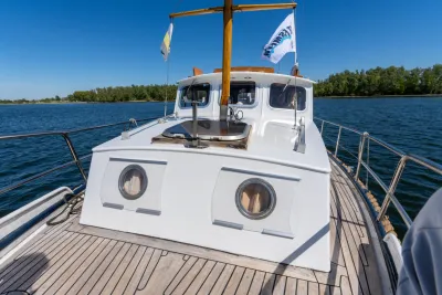 voorkant van een motorboot op het water