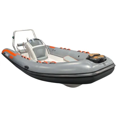 grijze RIB-boot met oranje accenten op witte achtergrond