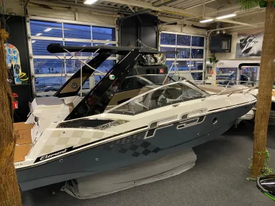 Sportcruiser in binnen showroom