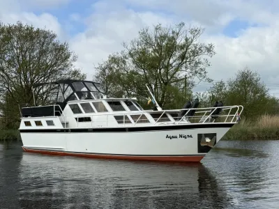 witte motorkruiser op rustige rivier
