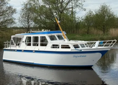 witte motorboot op kanaal met bomen
