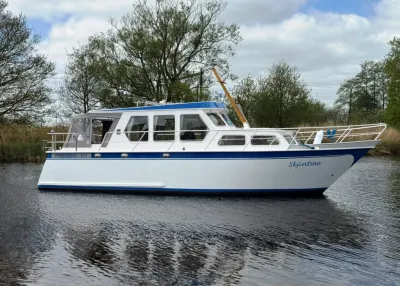 witte kajuitboot op rustig water