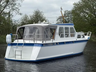 witte motorboot op rustig water