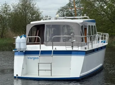 wit-blauw motorjacht op het water