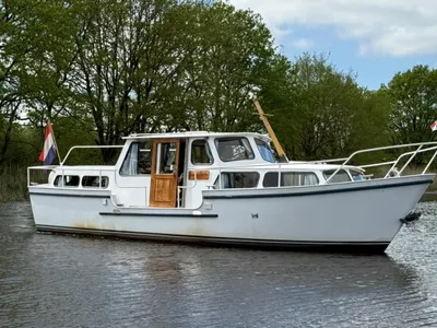 witte gezinskruiser op stil water