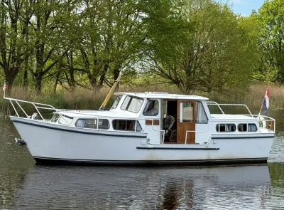 wit motorjacht op stil water