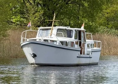 wit motorjacht op rustig water