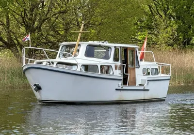 wit motorjacht op rustig water