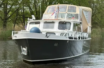 motorkruiser vooraanzicht op water