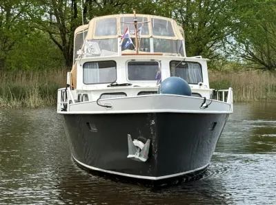 Vooraanzicht van motorkruiser op water