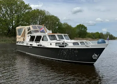 motorkruiser op rustige rivier