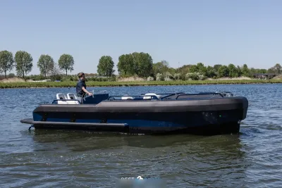 tender op water met bestuurder