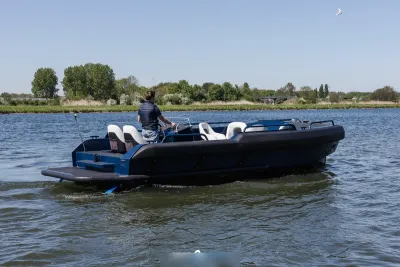 boot op water met bestuurder