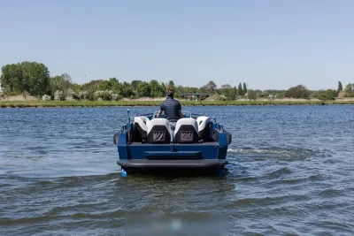 achteraanzicht van blauwe tender op water