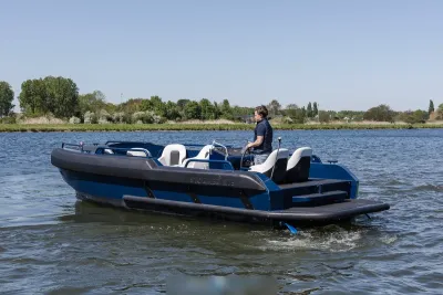 blauwe tender op rustig water