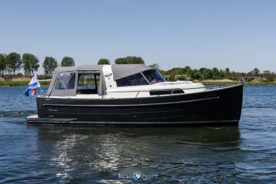 motorboot op water met tent en kajuit
