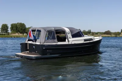 motorboot op water met kuiptent
