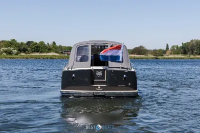 achteraanzicht van motorboot op rivier