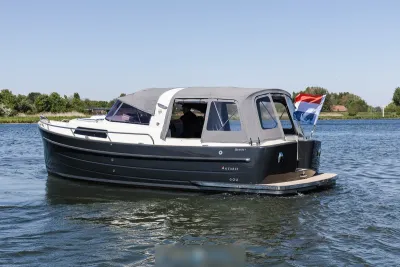 motorboot op het water met kuiptent
