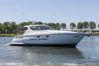 motorjacht zijaanzicht op water