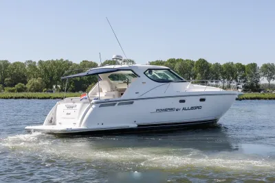 wit motorjacht op binnenwater