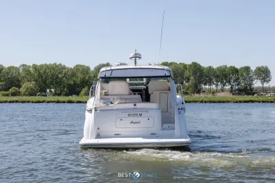 achteraanzicht van motorjacht op het water