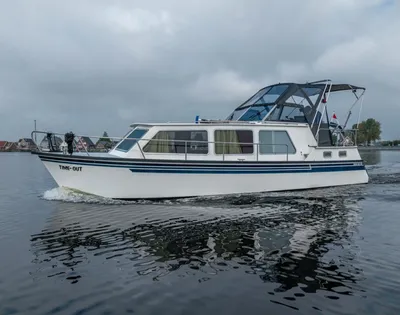 motorjacht varend op binnenwater