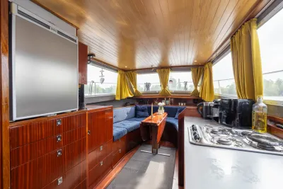 kajuit interieur met zithoek en keuken
