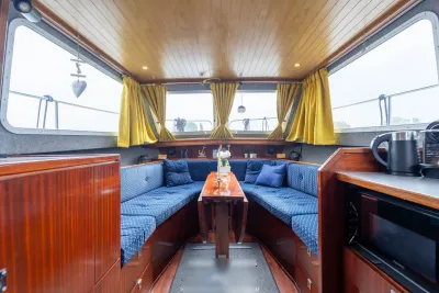 kajuit interieur met zithoek en houten plafond