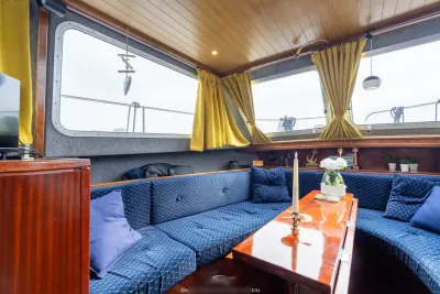 interieur salon met bank, tafel en ramen
