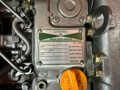 close-up van een motordeel met metalen plaatje