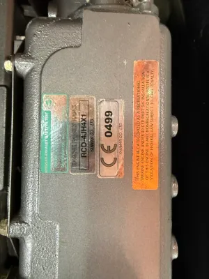 close-up van motorplaat met labels