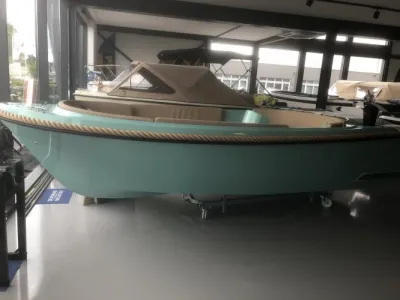 mintgroene tender in binnenopstelling