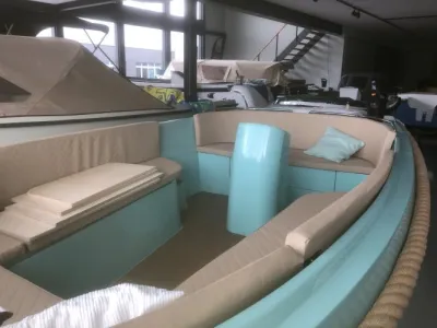 binnenzijde van kleine boot in showroom
