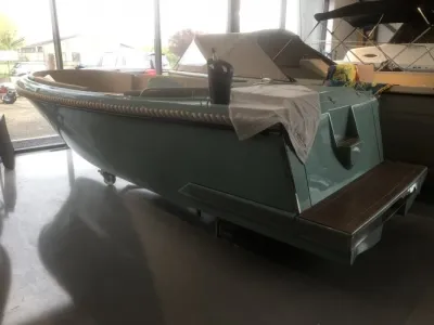 mintgroene tender in binnenshowroom