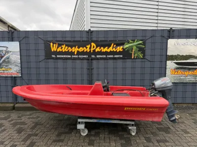 rode open motorboot op dolly