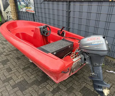 rode open boot op stenen kade
