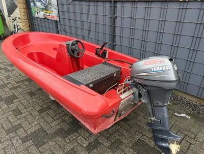 rode open boot met buitenboordmotor