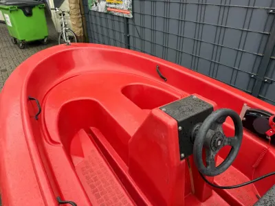 rode kleine boot met stuurconsole