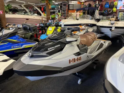 jet-ski in showroom tussen boten en accessoires