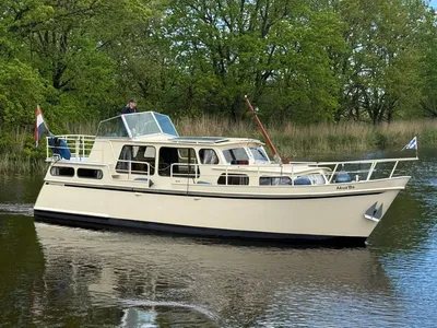 witte motorboot op rivier met bomen