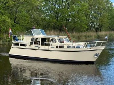 witte motorboot op rivier met bomen