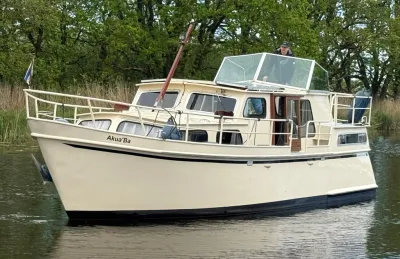 wit motorjacht op rustig water