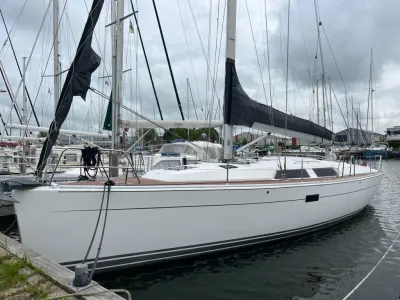 zeiljacht in haven, zijaanzicht