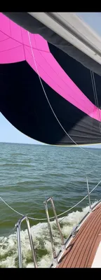 spinnaker en dek van zeiljacht op open water
