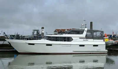 wit motorjacht aangemeerd in haven